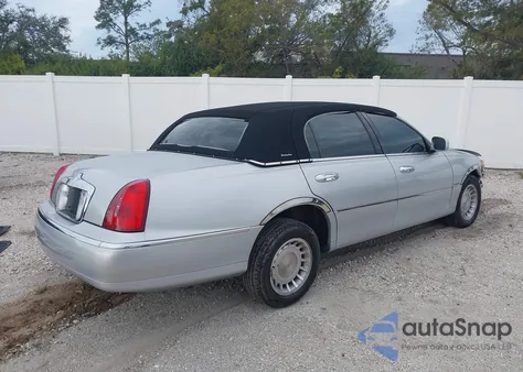 2002 Lincoln Town Car Executive z USA, uszkodzony, nr VIN 1LNHM81W32Y603789